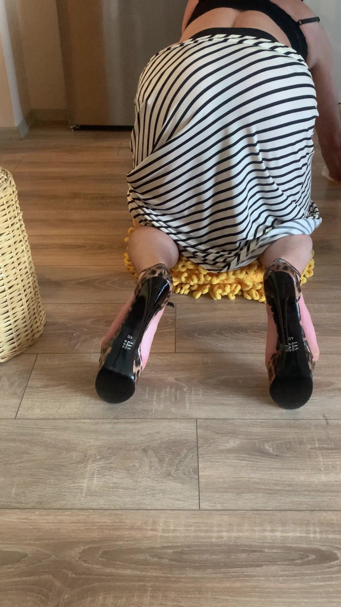 cd_aysemmm: Eu assisti a bunda da minha madrasta enquanto ela estava...