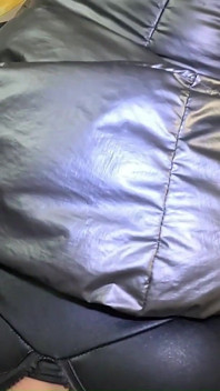 Leren fetisj-overbelasting - 4 cumshots op mijn broek en gezwollen downjacket