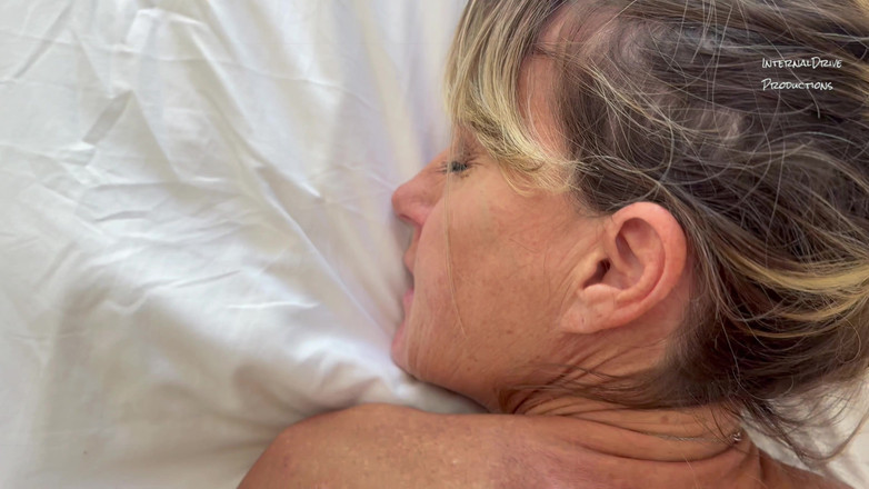 InternalDrive: 그녀의 섹시한 엉덩이에 묻힌 큰 자지를 숭배하는 경향이 있는 후장. 2부