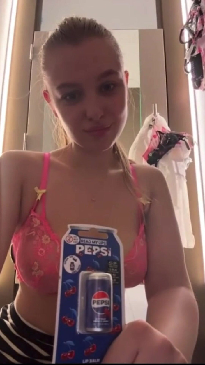 JuiceLussie: Extreme Masturbate in the Locker Room