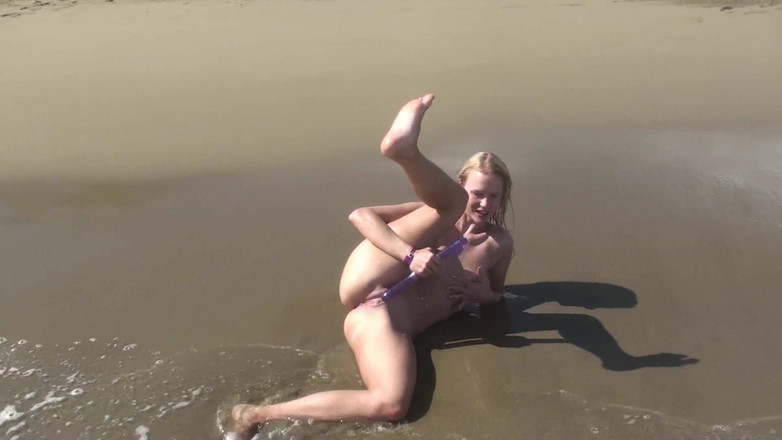 Blondehexe: Teeny Esguicha No Mar