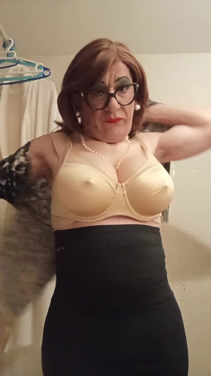 Yusti: 鏡の前で着替え