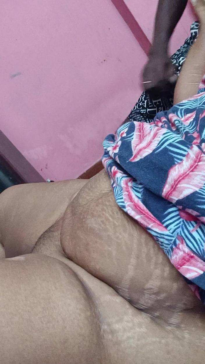 Reshma hot: Istriku lagi asik fingering dan ngentot kontolku pakai timun