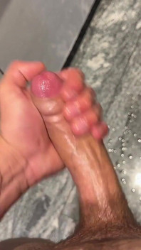 Můj penis vytéká ven – spodní část plná předsemenné tekutiny a nadrženého semene