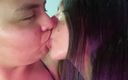 Zoe &amp; Melissa: Djupa kyssar med lesbisk tunga