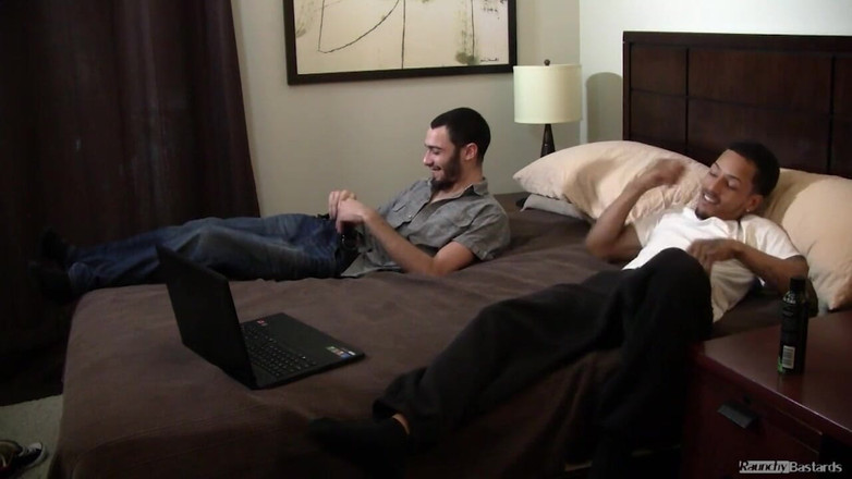 Raunchy Bastards: Un tip heterosexual futut într-un futai sexy homosexual