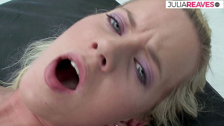 Watch me DEEPTHROAT: Горячая блондинка давится огромным дилдо, затем скачет на члене с камшотом в рот