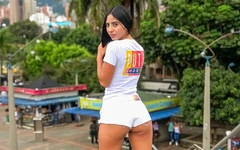 Latina gostosa em shorts de bunda cavalga o curso anal