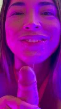 Sudut pandangan pertama blowjob dalam lampu Neon dari bintang lucah Latina Mianins