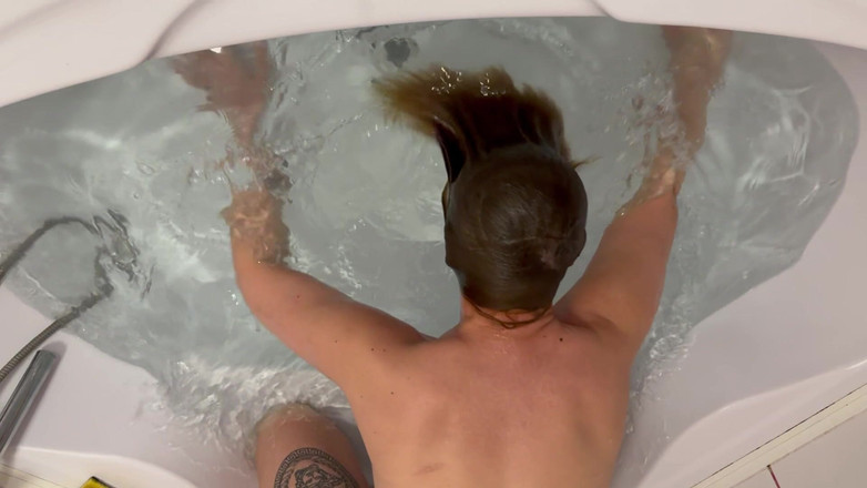 Emeli: Beeing futută în timp ce îmi ține respirația sub apă în cadă