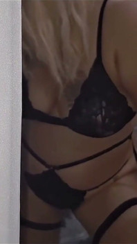 一个无耻的家庭主妇在丈夫上班的时候在街上向路人炫耀