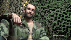 Gaybareback: ふしだらな女はまっすぐな軍の男の子によって生ハメ犯さ