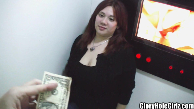 Glory Hole Girlz: 릴 뚱뚱한 젖탱이 라티나 창녀가 글로리홀 자지 빨기 Sess에서 Boners를 불면!