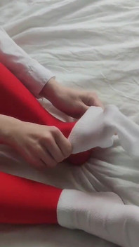 Valentinstag in roten strumpfhosen, weißen socken und schuhen - heißes video