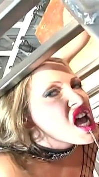 Blond dziwka zerżnięta w podwójnej penetracji w międzyrasowym trójkącie analnym