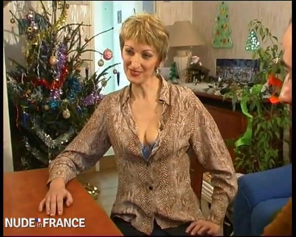 La France a Poil: Busty成熟したふしだらな女ハードgangbangedによってPapyと彼の友人