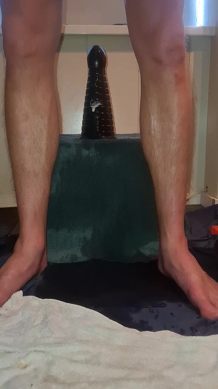 NoFace Twink X: Solo gay twink - piramid dildo yolculuğu