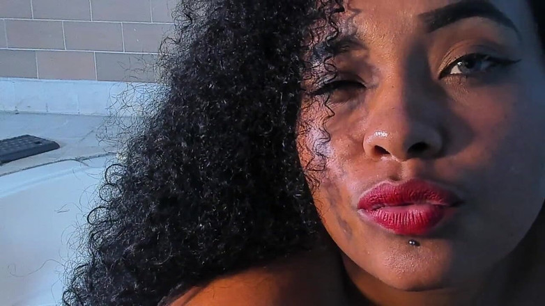 Miss ivy studio: Grande mulher negra se masturba na jacuzzi