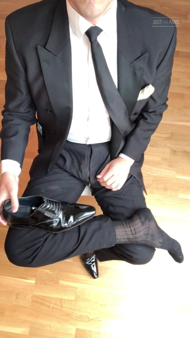 Master Shiny Shoes: Paja en traje negro