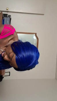 Blue Nastie穿着粉色