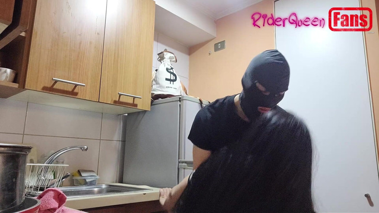 Riderqueen: Vidéos pour fans : un jeune homme masqué me baise dans...