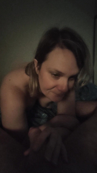 Titi77: Cömert orta yaşlı seksi kadın her damla spermi emiyor