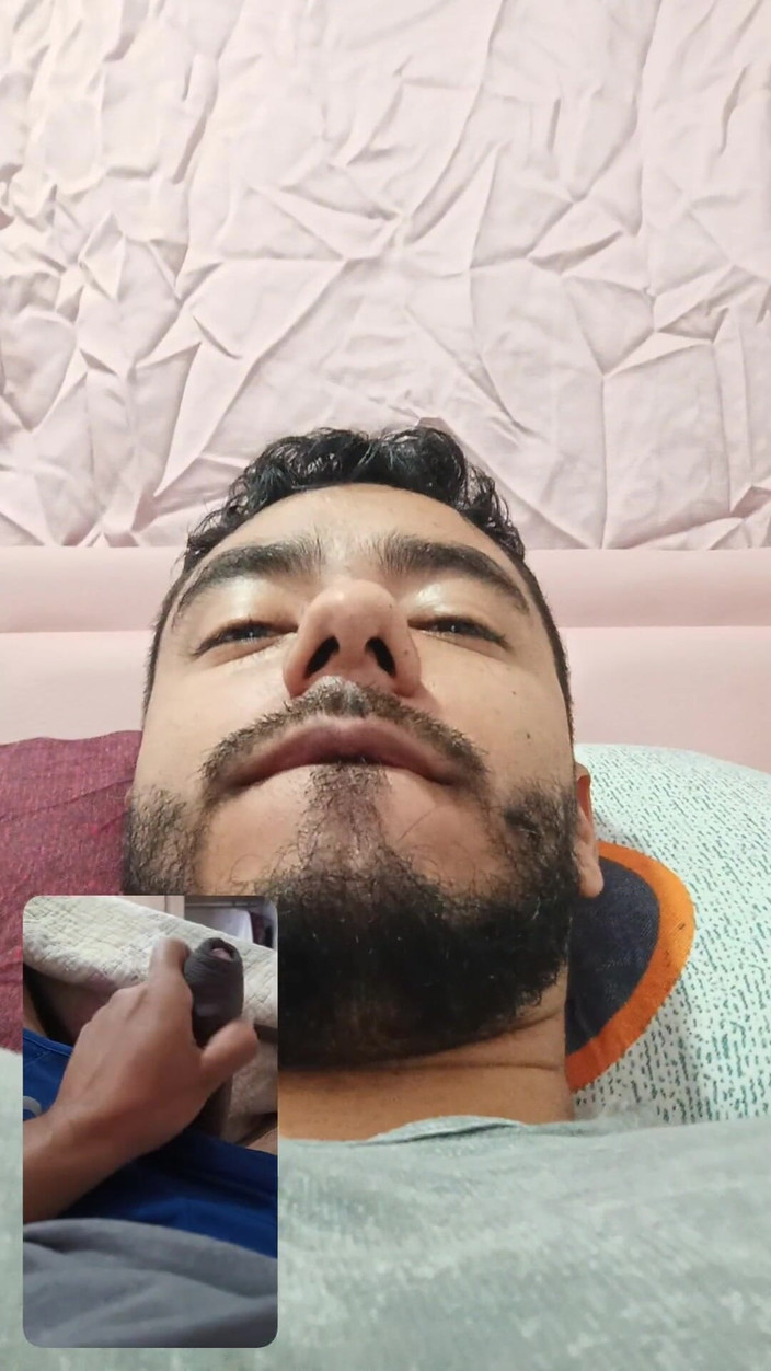 Tommhot: आदमी अपने बिस्तर में हस्तमैथुन कर रहा है