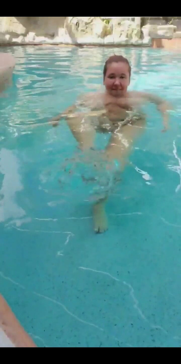 Annabelle Rogers: Simning naken i poolen!