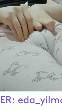 Camel toe- gezwollen poesje- gezwollen poesje- groot poesje- Turkse milf- Turkse porno- pyjama