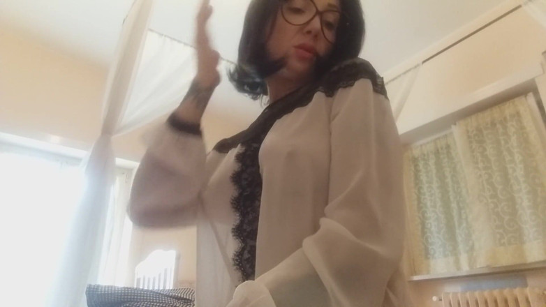 savannahamatoriale: First day in the new office for this hot secretary