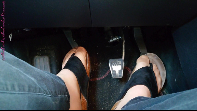 Carmen_Nylonjunge: 슬리퍼를 신은 페달 펌핑 ** Nylonfeet **