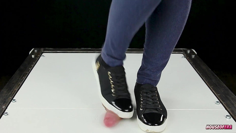 House of Era: Un calpestare cazzo dalle sneakers in danza CBT
