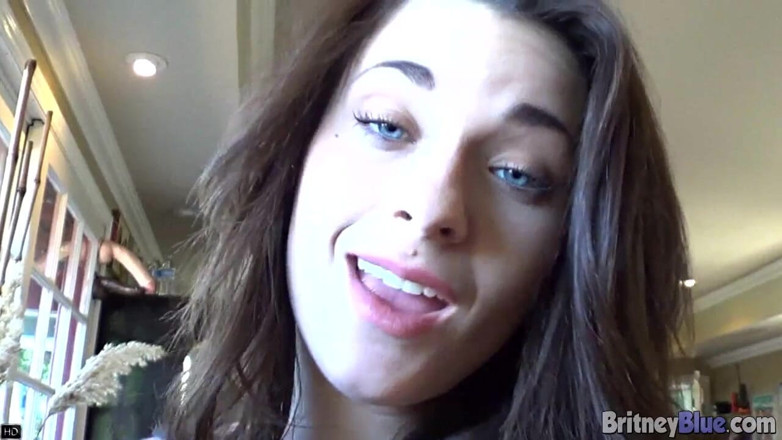 Britney Blue: Britney Blue speelt piano en poesje