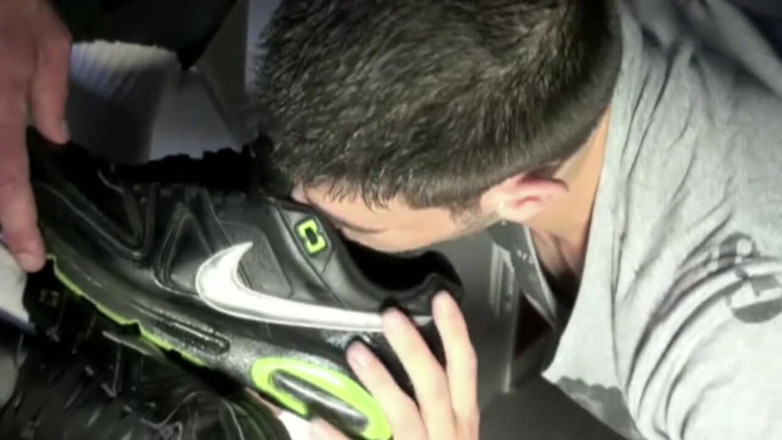 Sneaker gay: Une salope humiliée avec des baskets et une fessée fétiche...