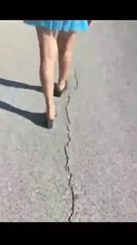 Mel berjalan di pinggir jalan
