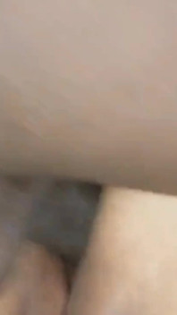 Suami doggy mengongkek pepek saya dengan keras dan mendalam menjolok dubur saya