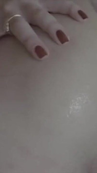 Punhos Anais E Um Pau Enorme E Velho No Cu Para Essa Jovem Vadia.