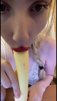 Elza suce un gode