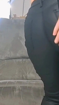 Zralá máma hladí v kožených kalhotách