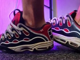Sneakersmax98: Brincando com Sneakers Osiris e Cum Inside