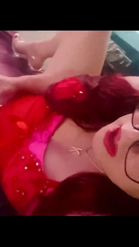 Кроссдрессер Krissy Sweets В Красном Нижнем Белье И На Сексуальных Каблуках