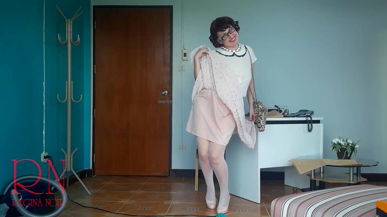 Regina Noir: Sekretarz. Sexretary. Bez majtek w biurze MILF. Nagie biuro pełne...