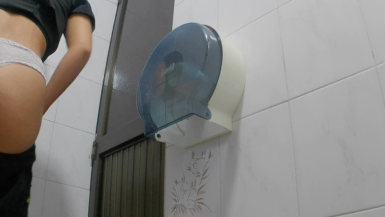 pampammedallo: Kamera nimmt auf, Krankenschwestern beim pissen im öffentlichen badezimmer