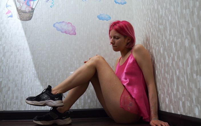 Vasya Sylvia: Cô gái liếm và khạc nhổ trên chân