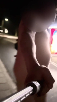Nahá procházka na autobusovém nádraží