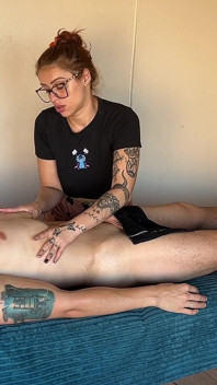 Prsatá zrzka dává erotickou masáž se šťastným koncem prsa v masáži, kouření a sperma v ústech