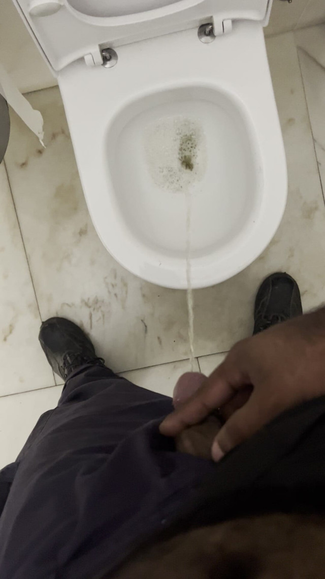 Security Guard on the Shopping Bathroom Pissing and Looking for Fun (Wesley Ventura)