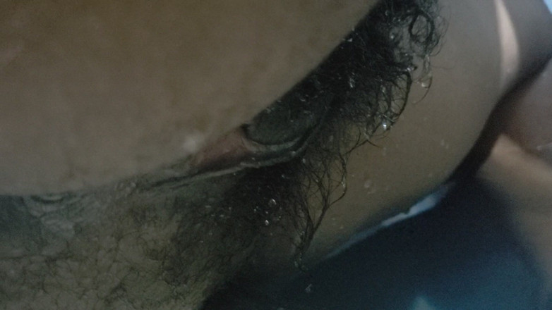 Lovemina: Caliente esposa coño grande de pie sobre el agua, sexo...