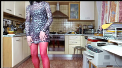 Sissy Cummy Lingerie: Michelle vaří po práci večeři a zároveň potěší publikum striptýzovou...