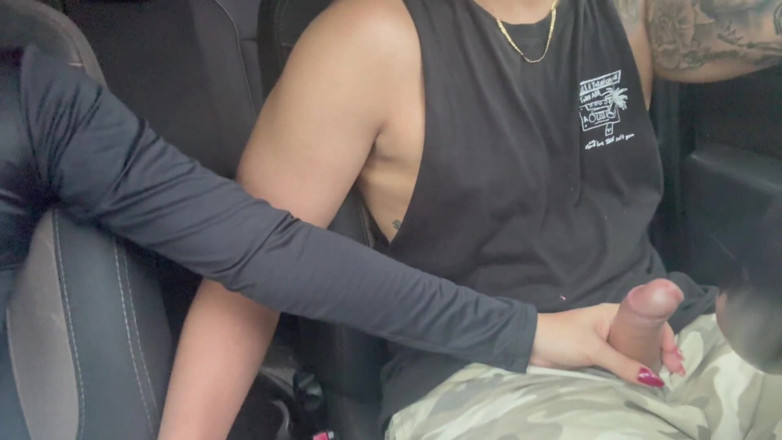 Teen amateur Latinas: Murid Mungil Ini Ngocok Kontol Di Dalam Mobil Sampai Crot...